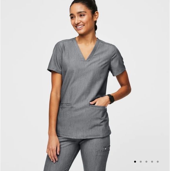 Figs Other - Figs technical collection Casma™ Three-Pocket Scrub Top size medium euc